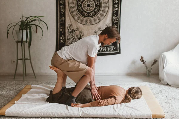 Ein Junger Bärtiger Kaukasischer Masseur Und Eine Frau Machen Thai — Stockfoto