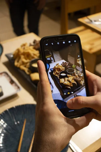 Eine Vertikale Aufnahme Einer Person Die Ein Foto Des Essens — Stockfoto