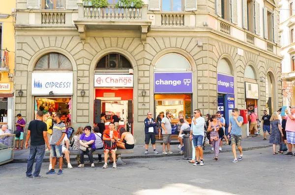 Италия Апреля 2016 Года Группа Людей Стоит Перед Обменным Пунктом — стоковое фото