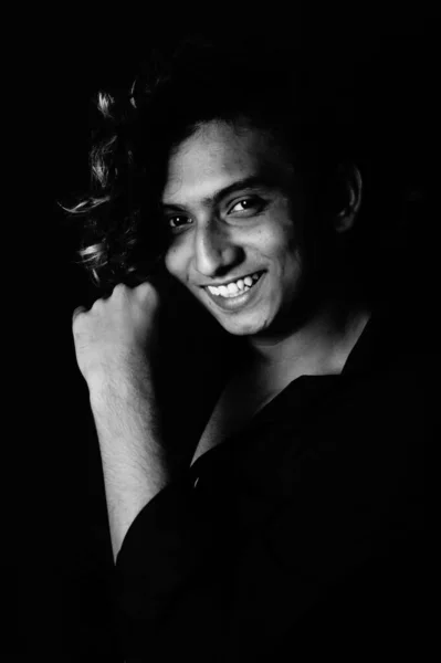 Porträt Eines Jungen Südasiatischen Männlichen Modells Mit Langen Haaren Auf — Stockfoto