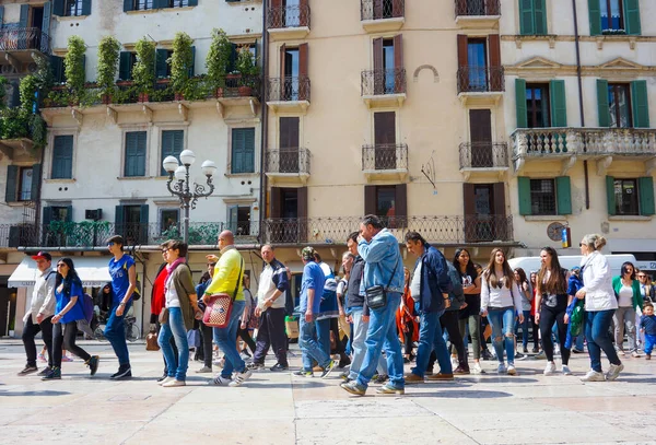 Verona Itálie Dubna 2016 Skupina Lidí Kráčejících Náměstí Centru Města — Stock fotografie