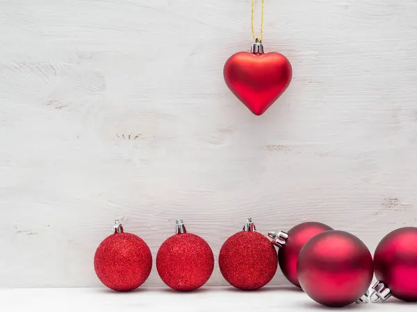 Una Serie Ornamenti Natale Rossi Uno Sfondo Legno — Foto Stock