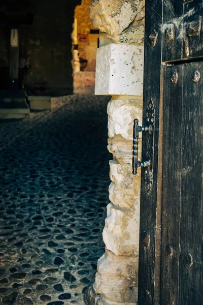 Eine Alte Holztür Mit Metallgriff — Stockfoto