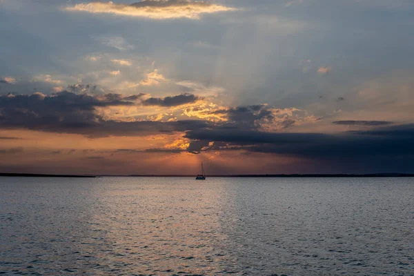 Uma Paisagem Mar Sob Céu Nublado Durante Pôr Sol Noite — Fotografia de Stock