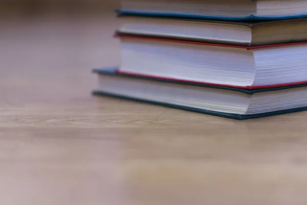 Een Close Shot Van Opgestapelde Boeken Een Houten Ondergrond — Stockfoto