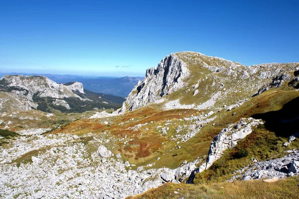 Eine Wunderschöne Landschaft Aus Felsigen Bergen Einem Sonnigen Tag — Stockfoto