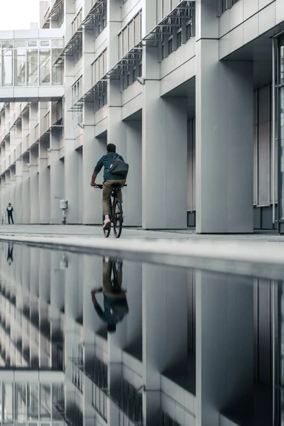 Мюнхен Германия Сентября 2021 Года Вертикальный Снимок Велосипедиста Катающегося Современной — стоковое фото