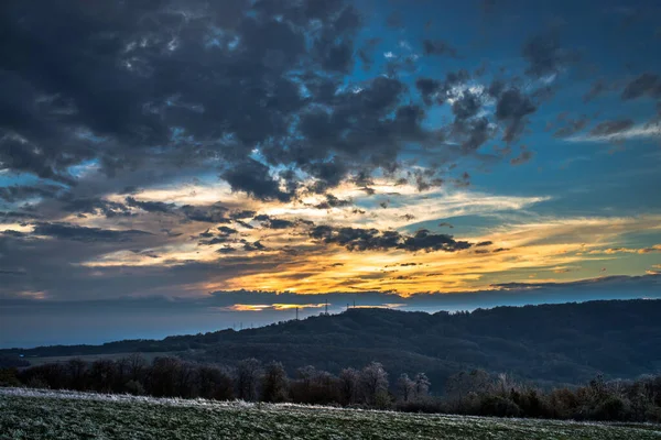 Krajina Kopců Pokrytá Zelení Během Východu Slunce — Stock fotografie