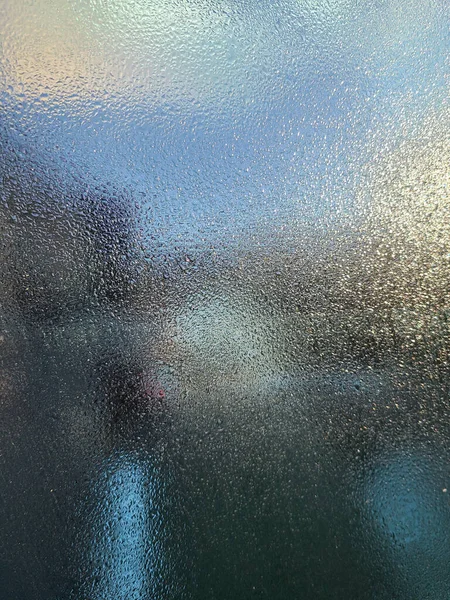Eine Nahaufnahme Der Wassertropfen Auf Der Glasoberfläche — Stockfoto