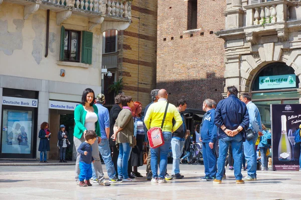 Verona Itálie Dubna 2016 Skupina Lidí Kráčejících Náměstí Centru Města — Stock fotografie