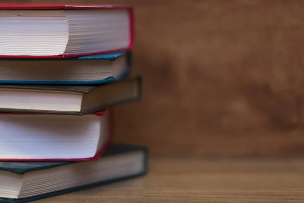 Een Close Shot Van Opgestapelde Boeken Een Houten Ondergrond — Stockfoto