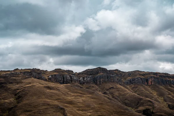 Uma Área Montanhosa Uma Manhã Nublada — Fotografia de Stock