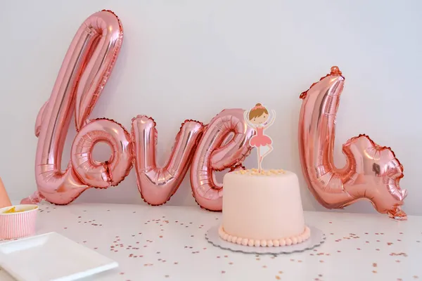 Una Torta Compleanno Rosa Con Coriandoli Forma Stella Intorno Palloncini — Foto Stock