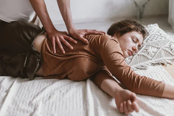 Jovem Massagista Caucasiano Uma Mulher Fazendo Exercícios Massagem Ioga Tailandesa — Fotografia de Stock