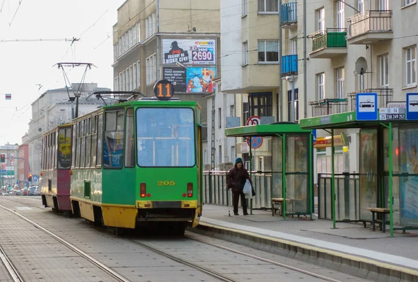 Poznan ポーランド 2013年1月5日 グロゴフスカ通りに到着したばかりのトラムに乗り込む人々 — ストック写真