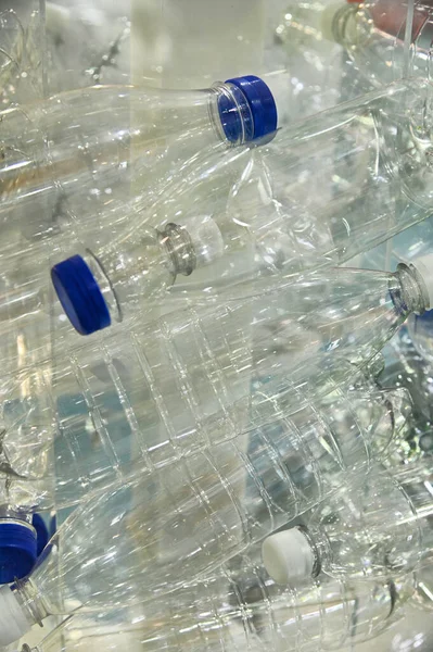 Een Verticaal Close Shot Van Een Stapel Gebruikte Plastic Flessen — Stockfoto