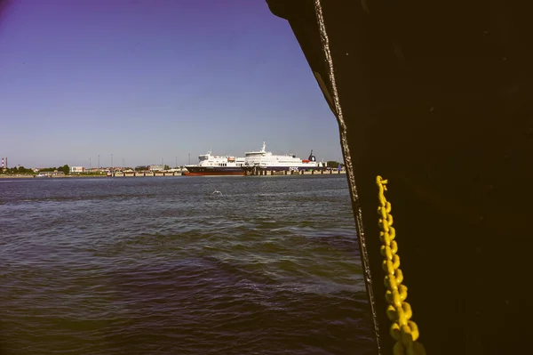 背後に港がある海岸沿いの黄色の鎖 — ストック写真