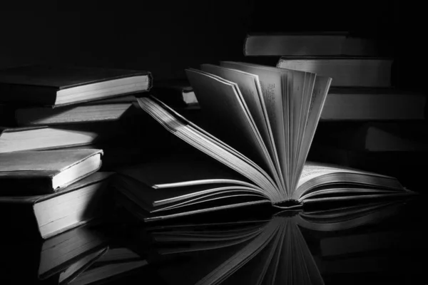 Eine Nahaufnahme Scannte Bücher Auf Einer Glatten Oberfläche Isoliert Auf — Stockfoto