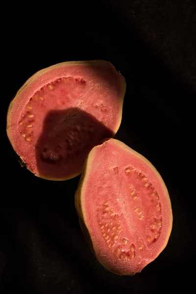 Parçaya Bölünmüş Bir Guava Resmi — Stok fotoğraf