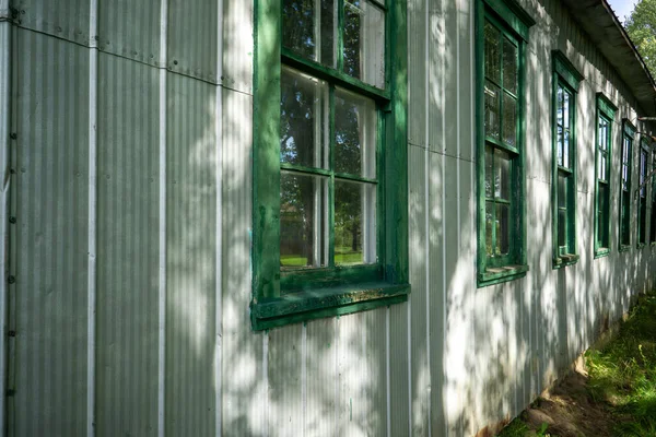 Mur Une Maison Village Avec Des Cadres Fenêtres Vertes — Photo