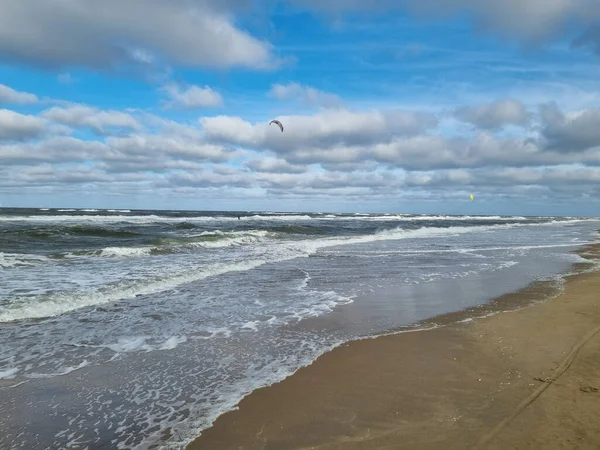 Hollanda Parlak Bir Gökyüzünün Altında Güzel Bir Deniz Kıyısı — Stok fotoğraf