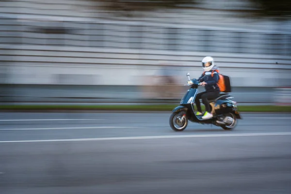 메시에 2021 시내에 오토바이 운전자의 — 스톡 사진