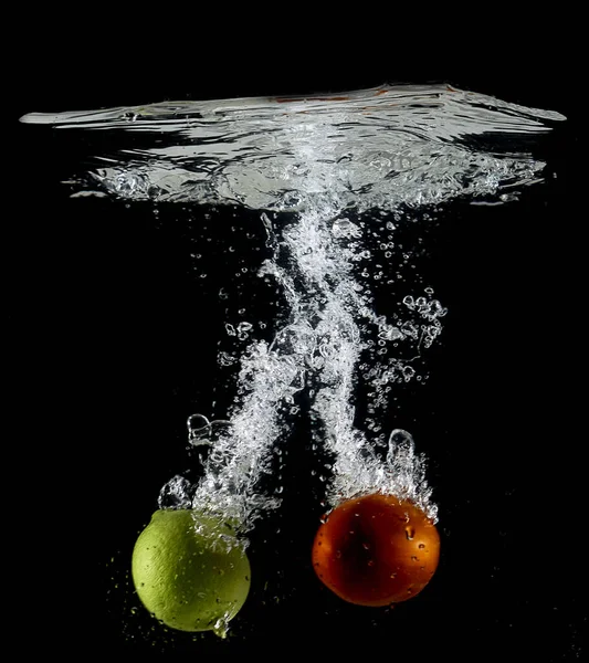 Lemon Segar Dan Tomat Direndam Dalam Air Latar Belakang Hitam — Stok Foto