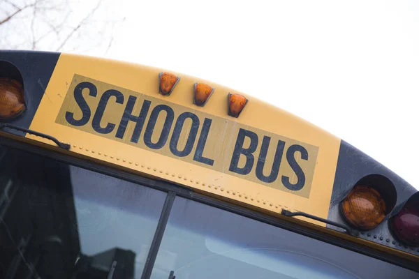 Primer Plano Autobús Escolar Bajo Cielo Blanco —  Fotos de Stock