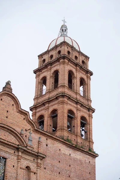 メキシコのタパルパにあるサンアントニオの寺院の垂直ショット — ストック写真