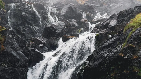 Gros Plan Une Cascade Près Des Falaises Par Temps Brumeux — Photo