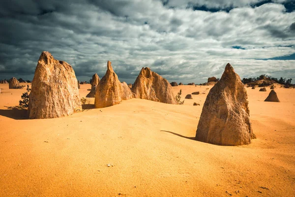 西澳大利亚皮纳克勒斯多云天气下砂岩形成景观 — 图库照片