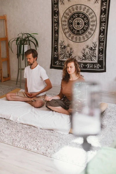 Una Toma Vertical Una Pareja Haciendo Yoga Grabándose — Foto de Stock