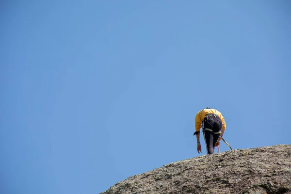 メキシコのハリスコ州タパルパの岩の上でハイカーのショット — ストック写真