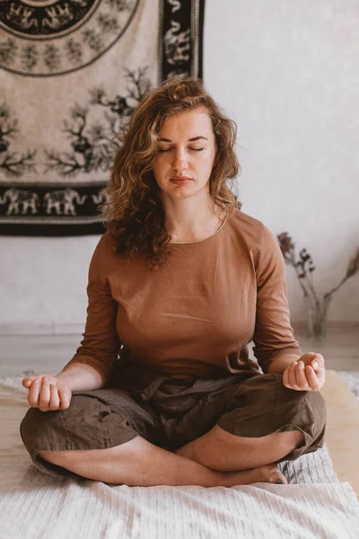 Tiro Vertical Uma Mulher Meditando Casa — Fotografia de Stock