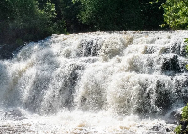 Een Brede Schuimige Waterval Die Een Rivier Het Bos Stroomt — Stockfoto