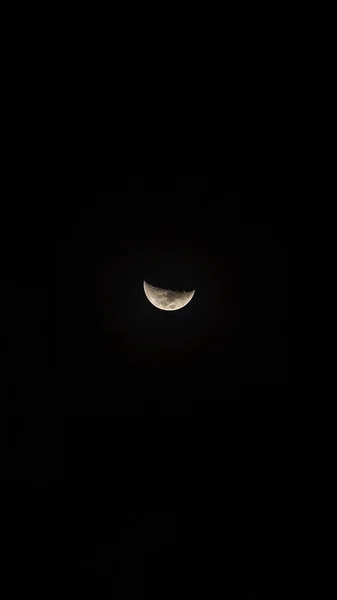 Tiro Vertical Meia Lua Isolado Céu Escuro — Fotografia de Stock