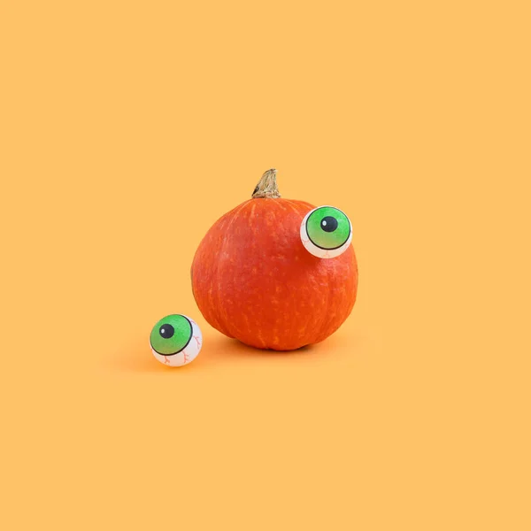 Plan Rapproché Une Citrouille Halloween Aux Yeux Effrayants Sur Fond — Photo