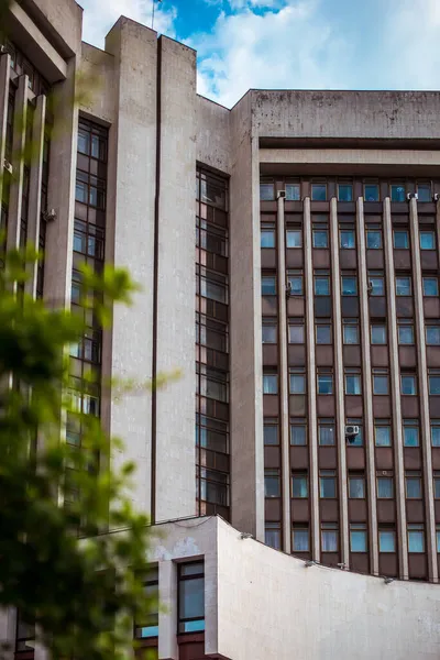 Вертикальний Знімок Сучасної Кам Яної Будівлі Рядами Вікон — стокове фото