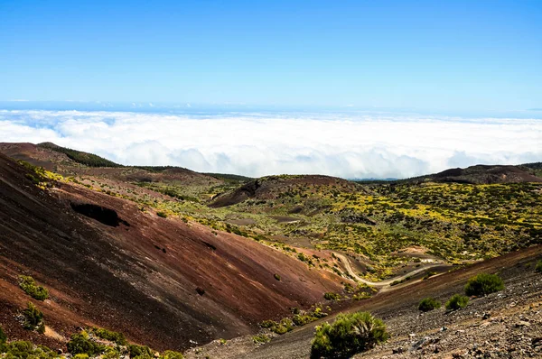 Las Nubes Blancas Esponjosas Sobre Las Montañas Con Árboles Tenerife — Foto de Stock
