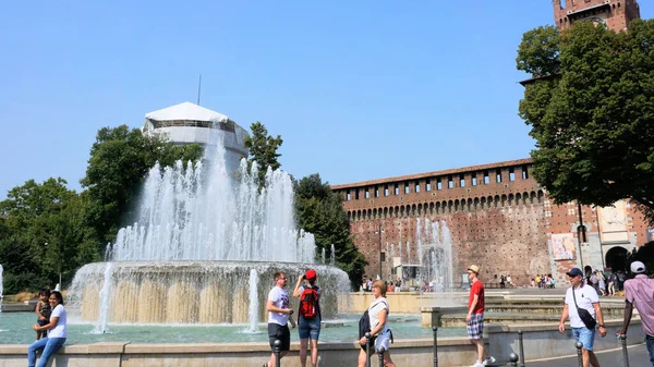 Milão Itália Set 2019 Uma Vista Dos Turistas Junto Fonte — Fotografia de Stock