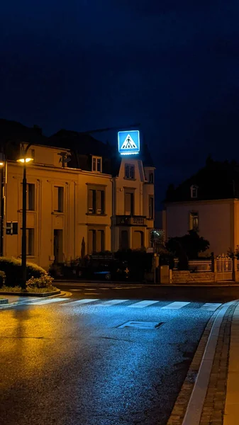 Пешеходный Знак Обочине Дороги Ночью Районе — стоковое фото