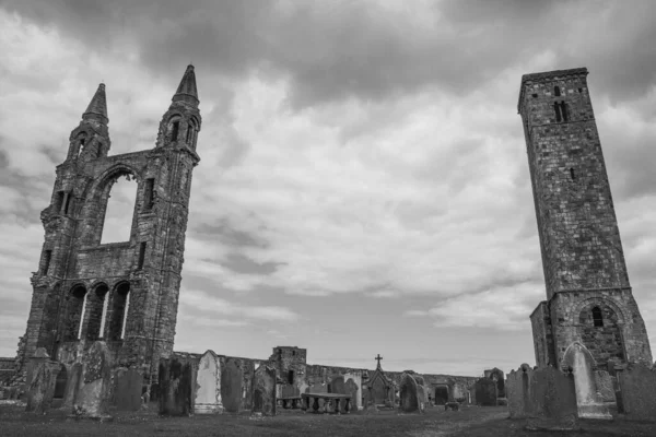 Uma Foto Tons Cinza Catedral Medieval Andrews Dia Nublado Reino — Fotografia de Stock