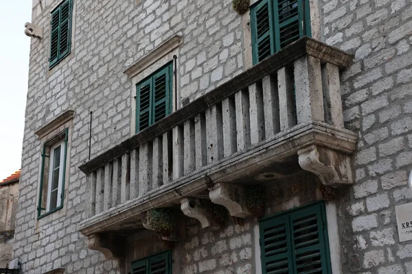 Balkony Starych Kamiennych Budynkach Chorwacji — Zdjęcie stockowe