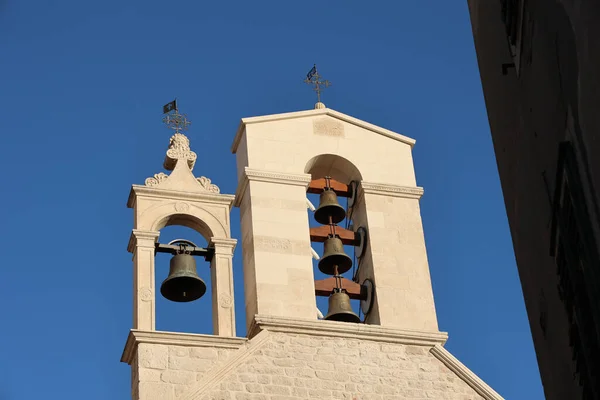 克罗地亚一座小礼拜堂顶上的金属铃铛 — 图库照片