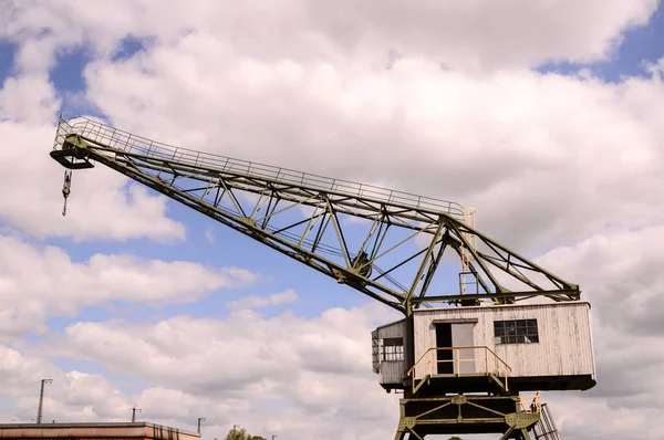 Une Vieille Grue Bâbord Contre Ciel Nuageux — Photo