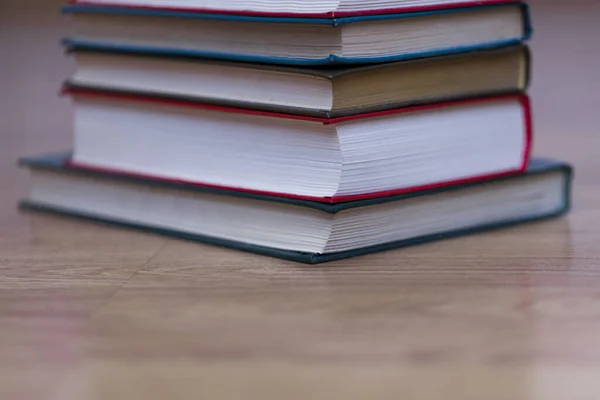 Enfoque Selectivo Libros Apilados Sobre Una Superficie Madera —  Fotos de Stock