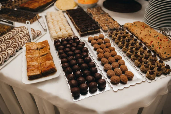 Una Mesa Bellamente Arreglada Con Pasteles Evento — Foto de Stock