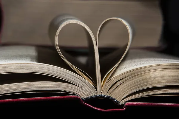Ένα Κοντινό Πλάνο Των Σελίδων Του Βιβλίου Διπλωμένο Σχήμα Καρδιάς — Φωτογραφία Αρχείου
