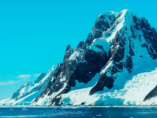 南極に雪の山と氷河がある美しい風景 — ストック写真