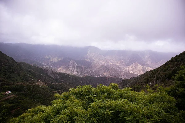 岩だらけの風景の上に曇った空 — ストック写真